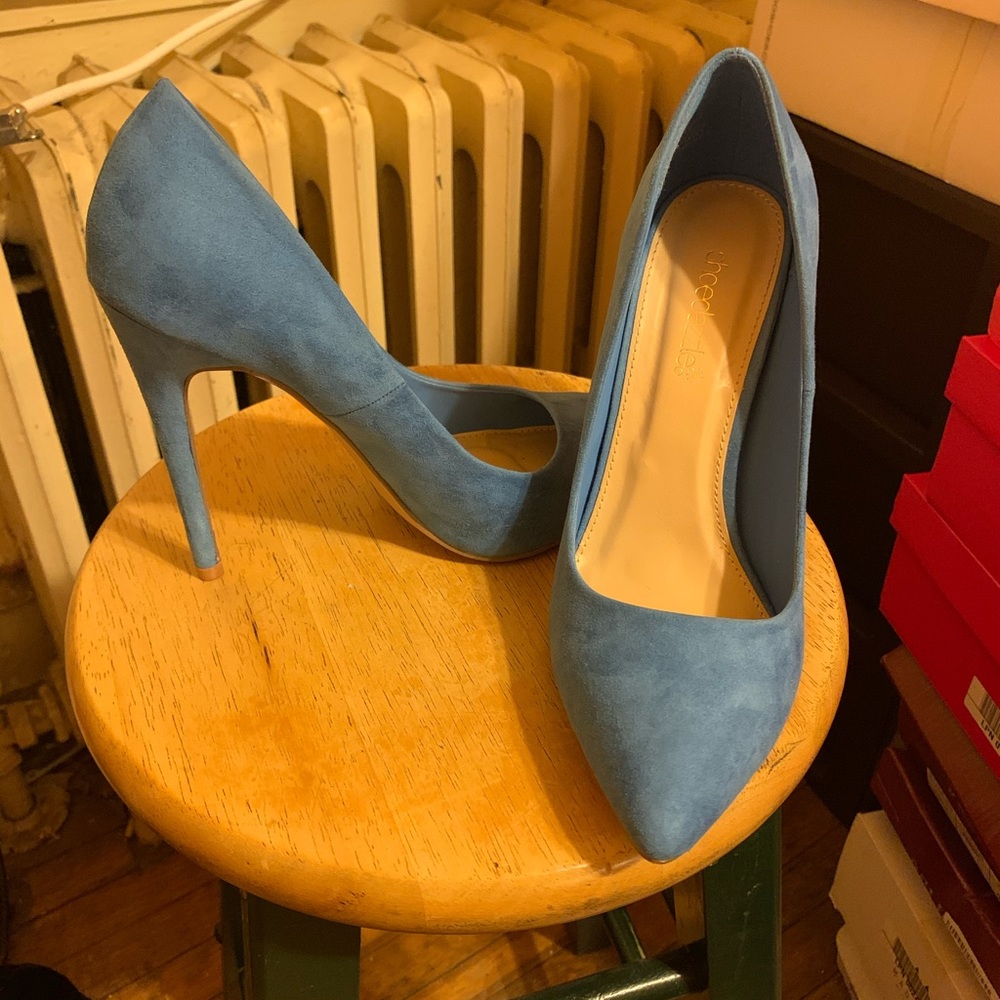 Blue pumps